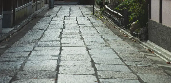 お店へ続く石畳の路地